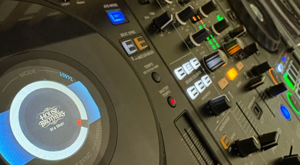 DJ gear Singer logo Pioneer